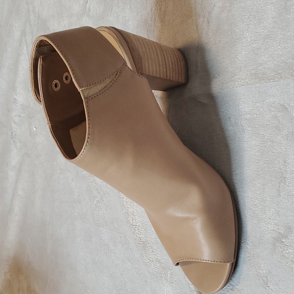 Le Chateau Wedges Open Toe Size 8 Snap Button Closure - Picture 3 of 8